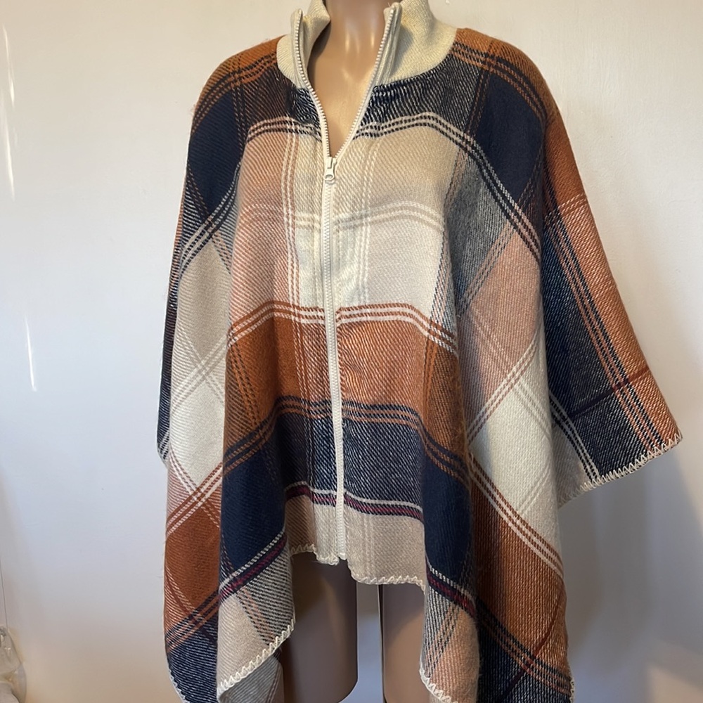 MARCUS ADLER New York. Plaid Poncho with Zipper closing,